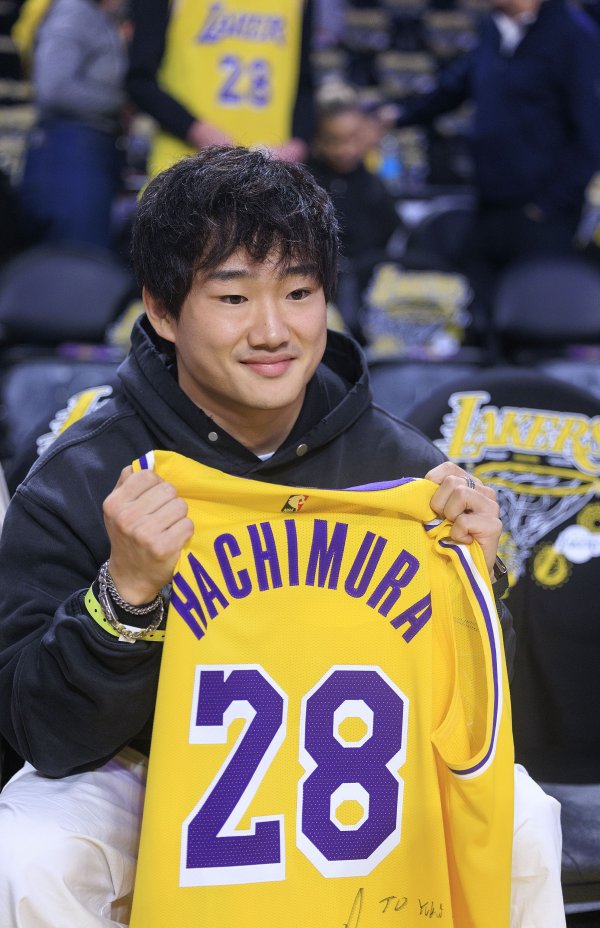 日本一级方程式司机角田裕毅现身湖人主场作战   获赠同胞八村