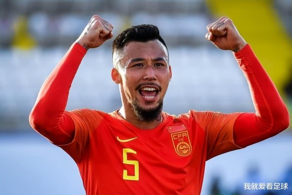 他上赛季在上港还是主力中卫, 如今却成板凳后备  , 让球迷