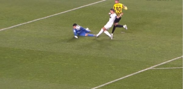 硬汉🤯凯拉特守门员出击用头挡出对手单刀赴会 欧冠5次抢救  