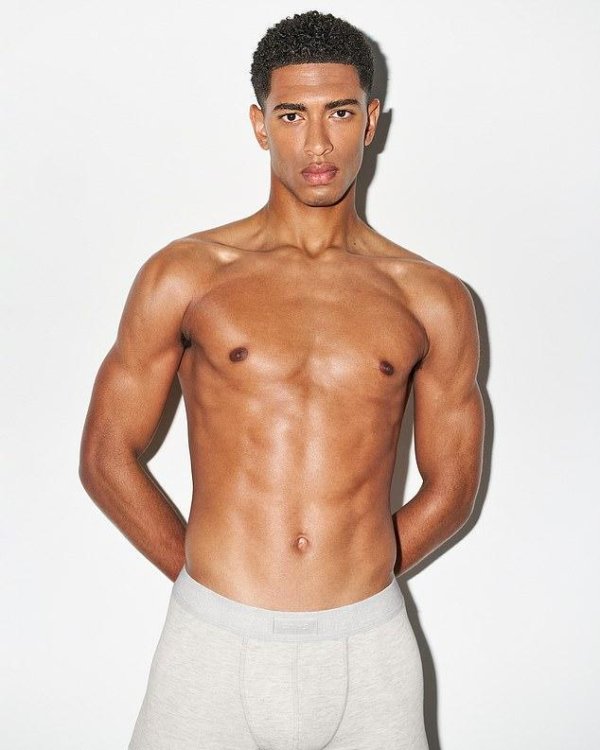 邮报报道贝林体型变化：增肌为保护肩部，现在能更好控球逼抢