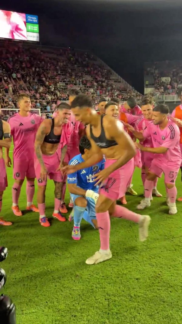 阿尔巴达成迈阿密国际百场里程碑，获赠纪念运动活动    服  +全队合影庆祝