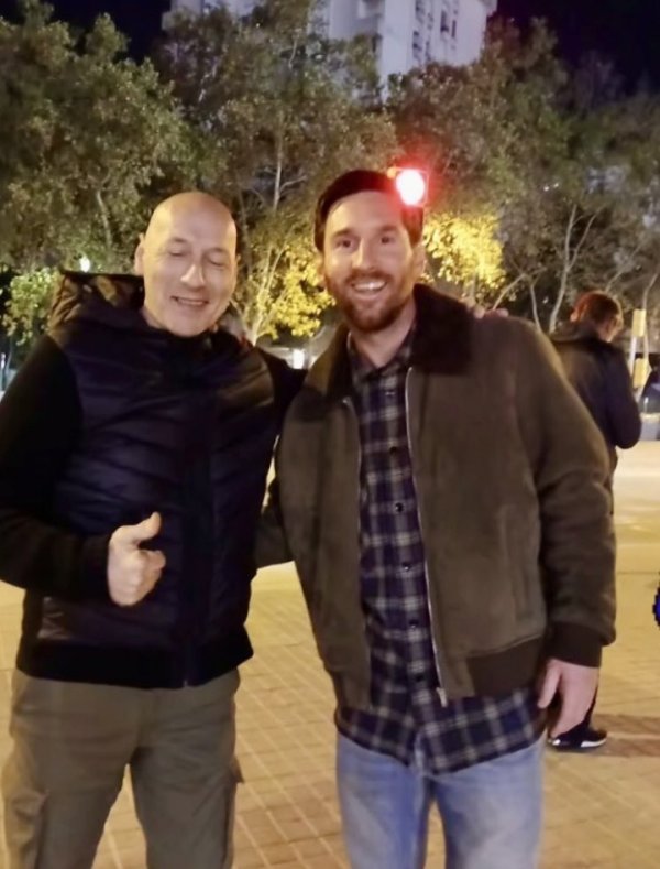 这不是老梅吗？梅西夜访诺坎普漫步街头，网友碰巧撞见与其合影